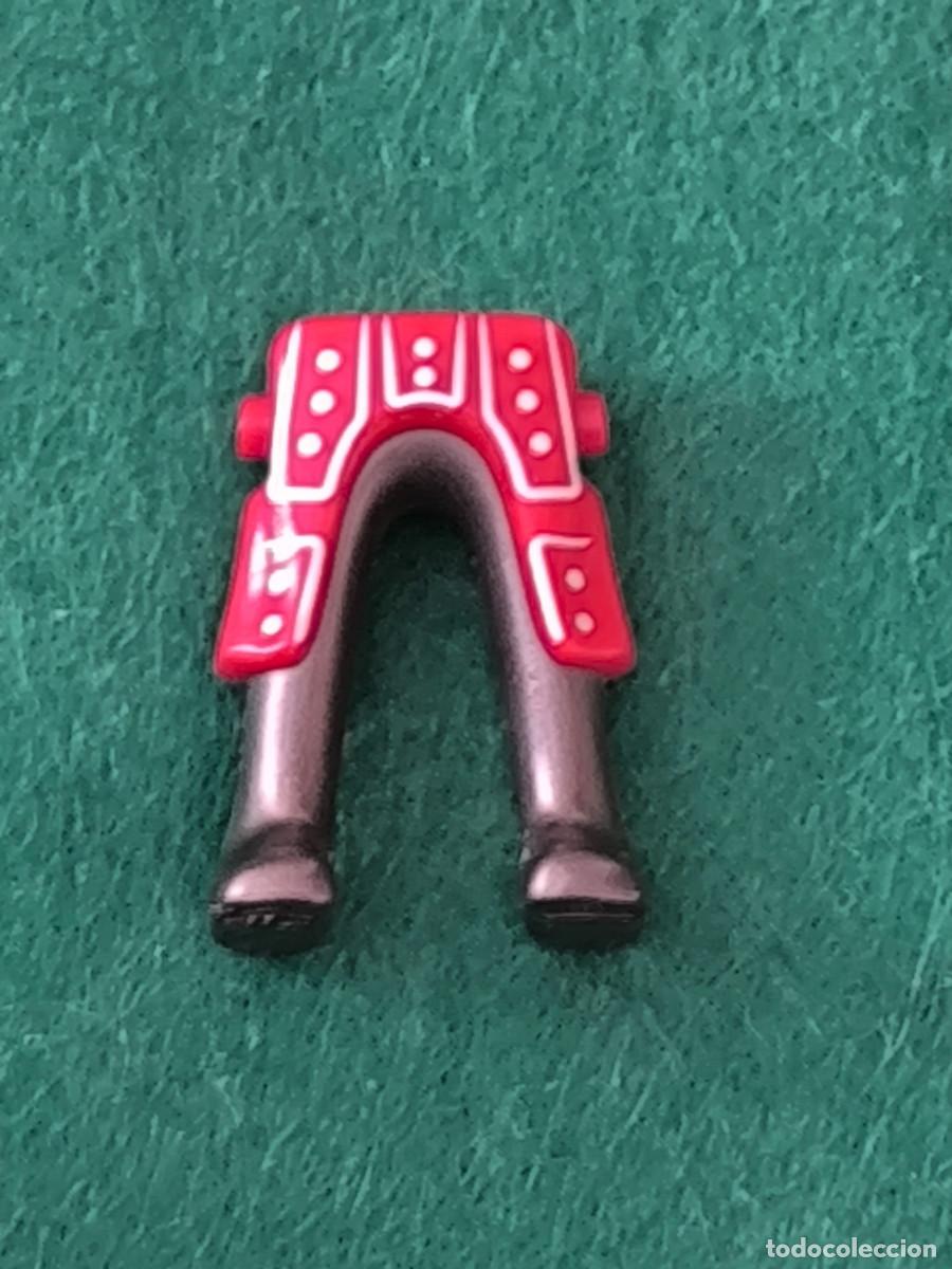 Playmobil: Playmobil piernas fald&oacute;n rojo tachones coraza armadura antracita medieval caballero vikingos romanos