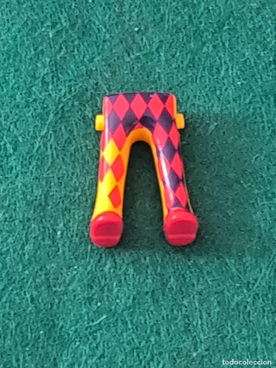 Playmobil: Playmobil piernas amarillas rombos rojos azul marino zapato rojo harlequ&iacute;n buf&oacute;n juglar medieval