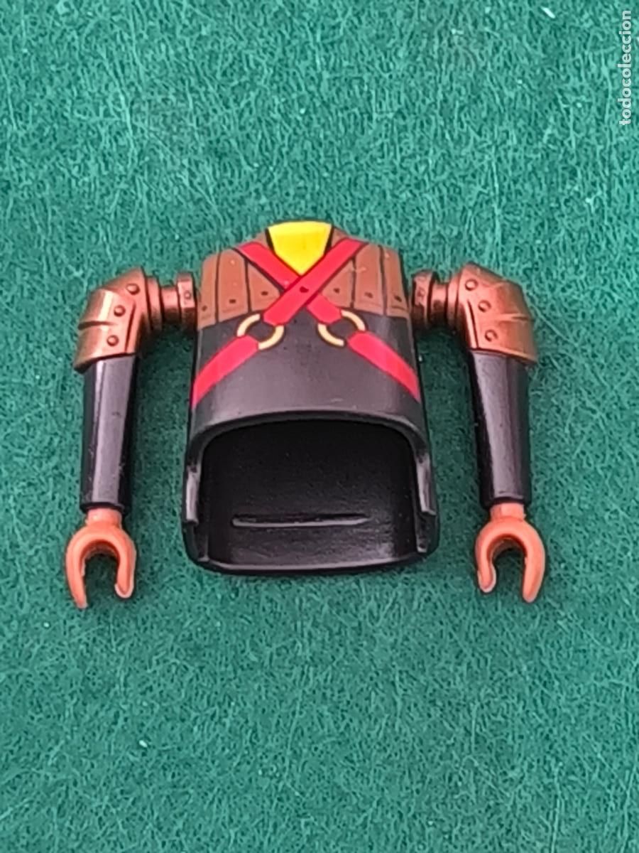 Playmobil: Playmobil cuerpo torso gordo medieval con brazos bronce mano tostada negro marr&oacute;n bandas rojas