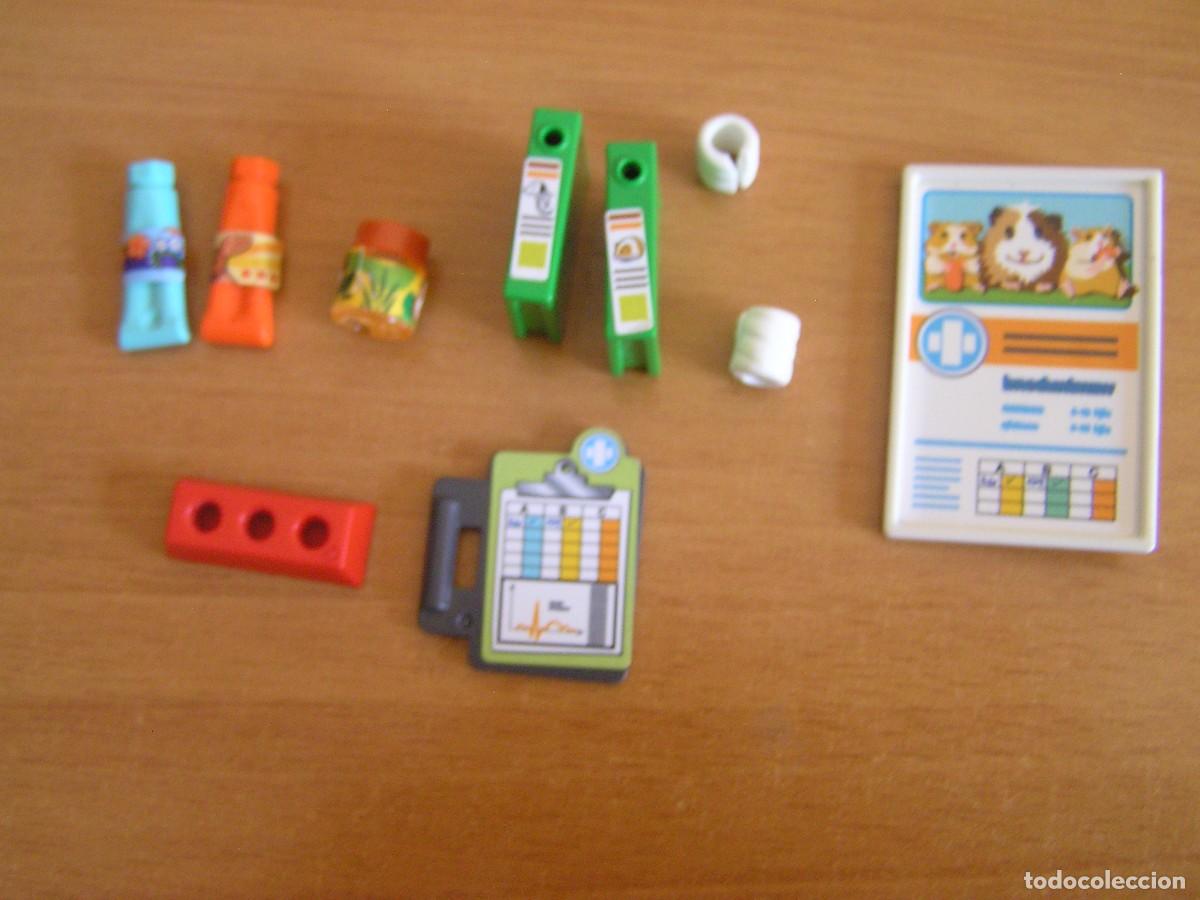 Playmobil: Lote de material para cl&iacute;nica veterinaria Playmobil: medicinas, archivadores, carteles, bandera...