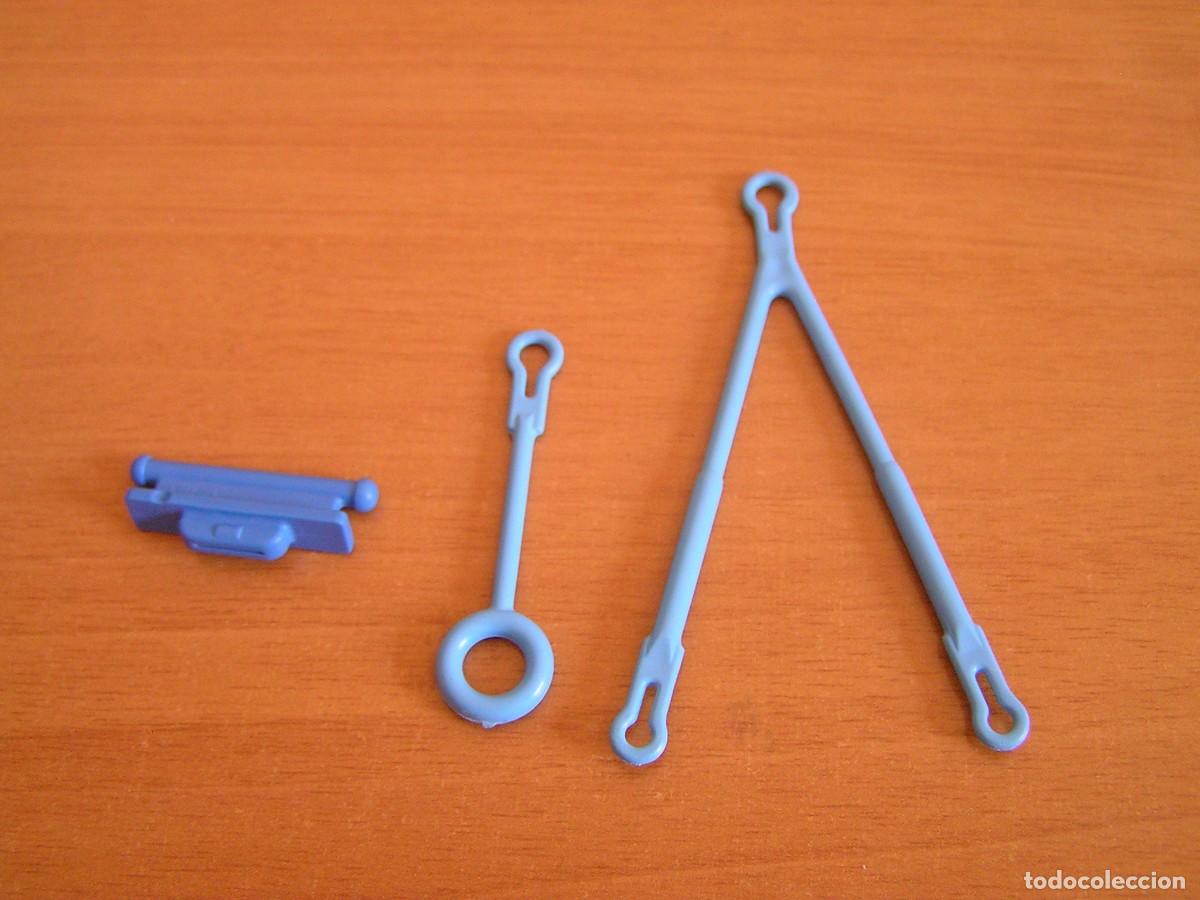 Playmobil: Lote de soporte-gancho, colgante en V y colgante con anilla para parques o atracciones Playmobil.