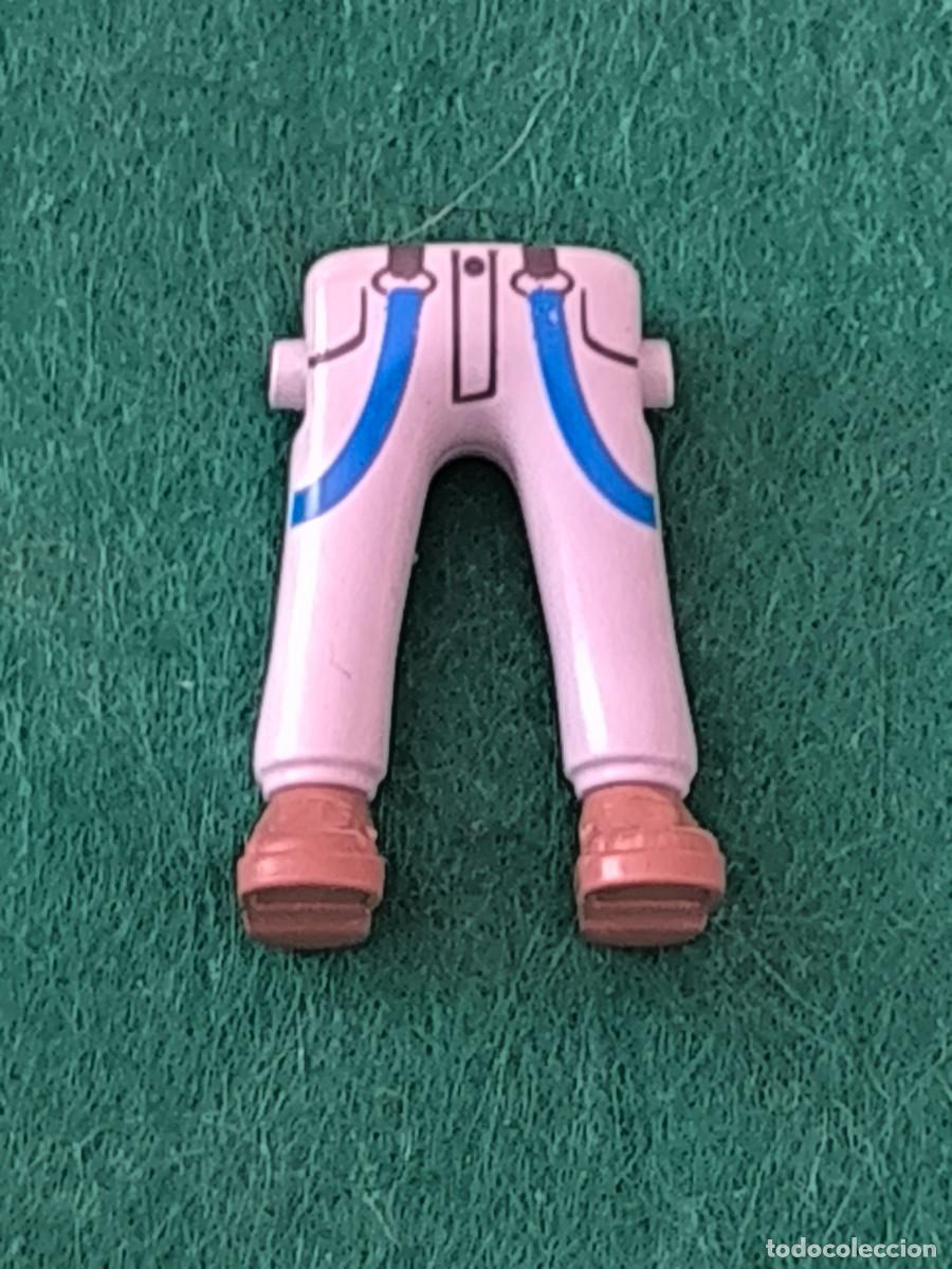 Playmobil: Playmobil piernas gris playeras marr&oacute;n caf&eacute; bolsos tirantes azules ciudad medieval vikingos city