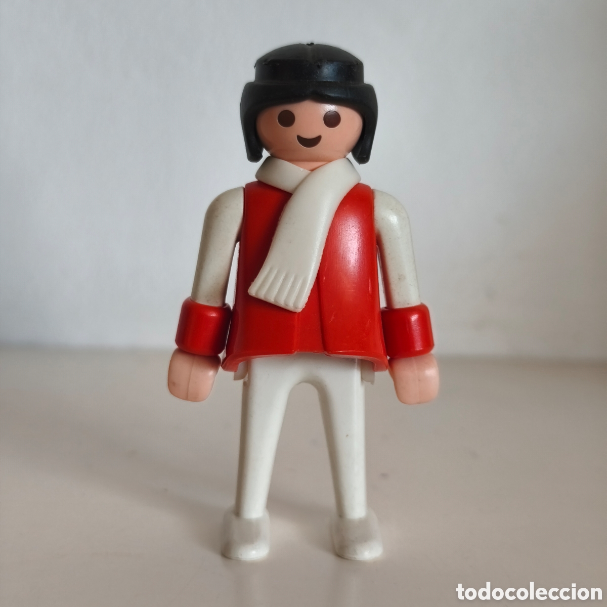 Playmobil: Playmobil, mujer de rojo y blanco con bufanda