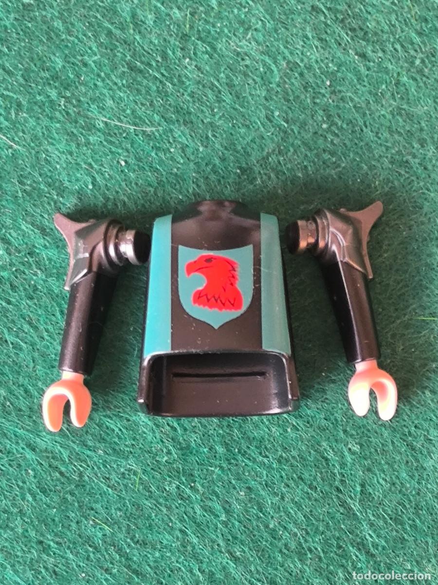 Playmobil: Playmobil cuerpo torso negro verde halc&oacute;n rojo medieval con brazos negros coraza antracita vikingos