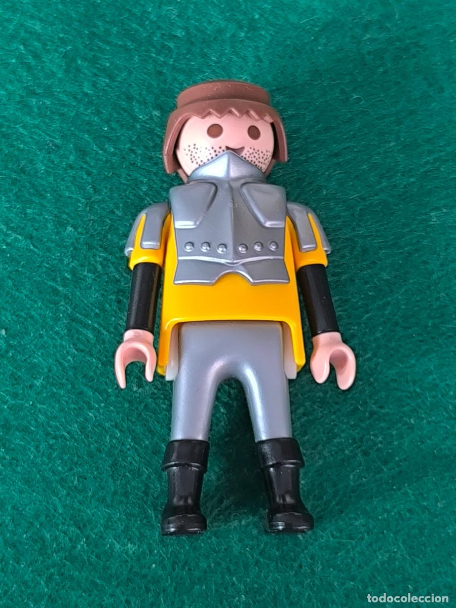 Playmobil: playmobil figura caballero medieval amarillo barba negro plateado coraza le&oacute;n rampante vikingos