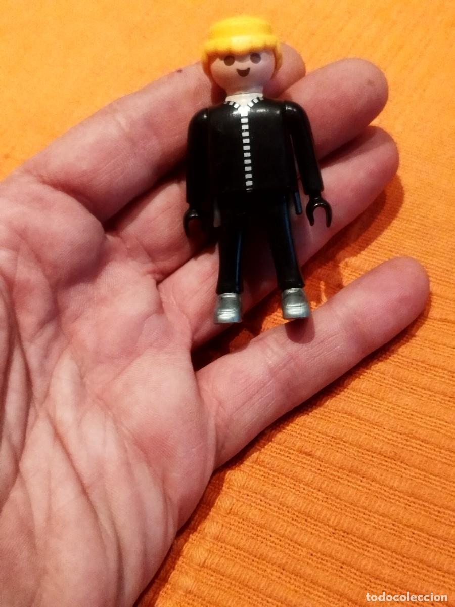 Playmobil: Figura Playmobil. Chico rubio, camiseta con cremallera y botas plateadas.