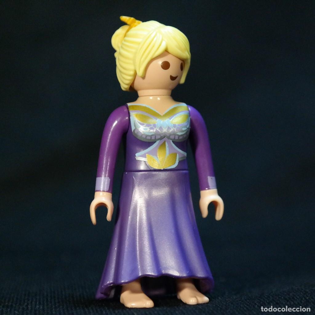 Playmobil: Playmobil mujer con vestido violeta ☼