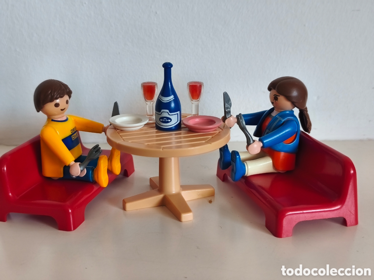 Playmobil: Playmobil set de cena, 2 figuras, mesa, 2 asientos, platos, botella vino,copas de vino, tenedores...