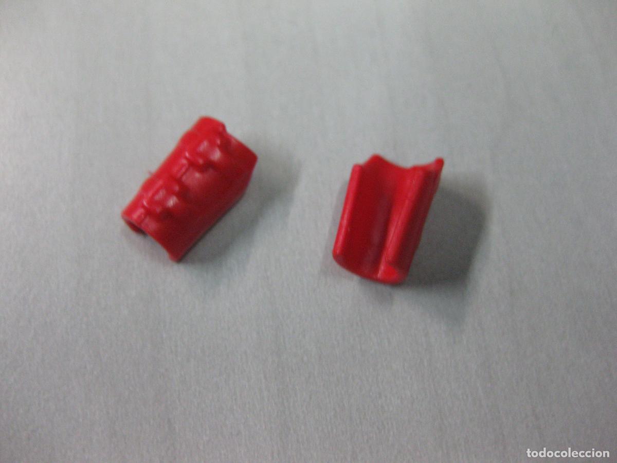 Playmobil: PLAYMOBIL 2 MU&Ntilde;EQUERAS PU&Ntilde;OS ROJOS EFECTO CUERO BRAZALETE