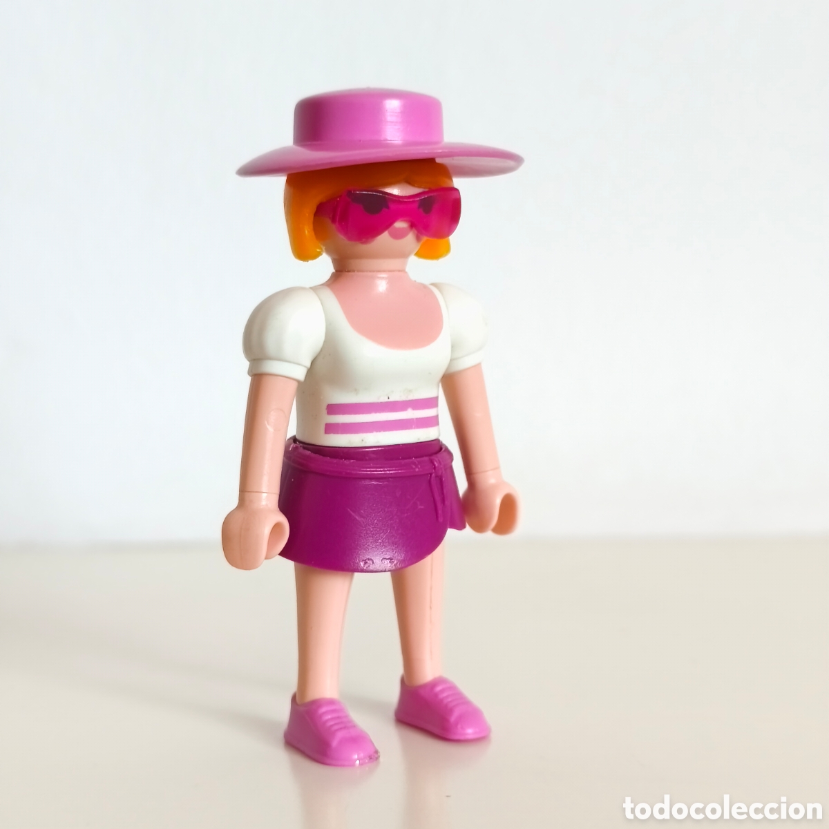 Playmobil: Playmobil, Chica con minifalda, gafas y sombrero, blanco, rosa y morado