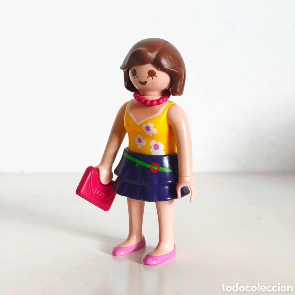 Playmobil: Playmobil, mujer con minifalda, collar y cartera roja