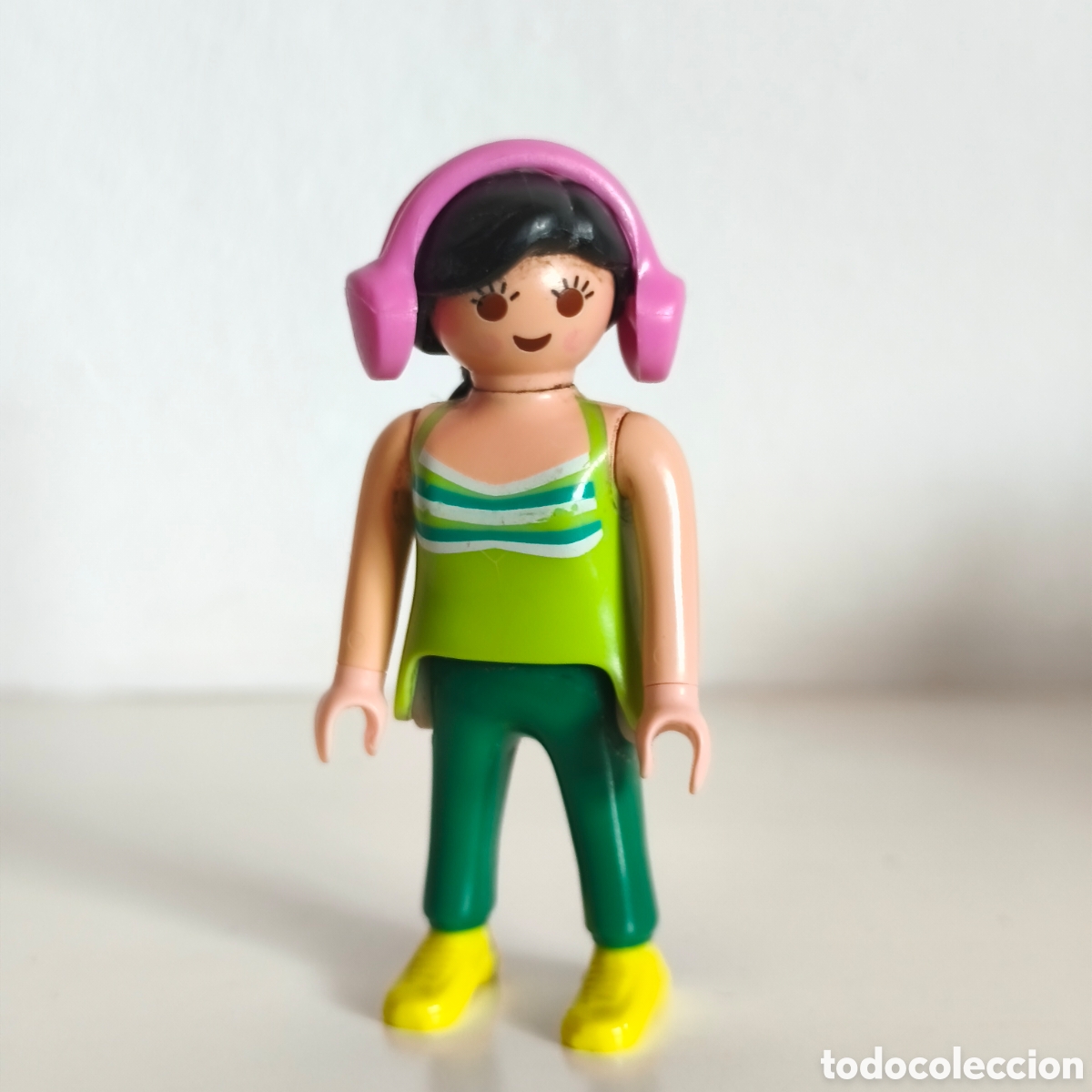 Playmobil: Playmobil, mujer de vestido verde, coleta y cascos de m&uacute;sica
