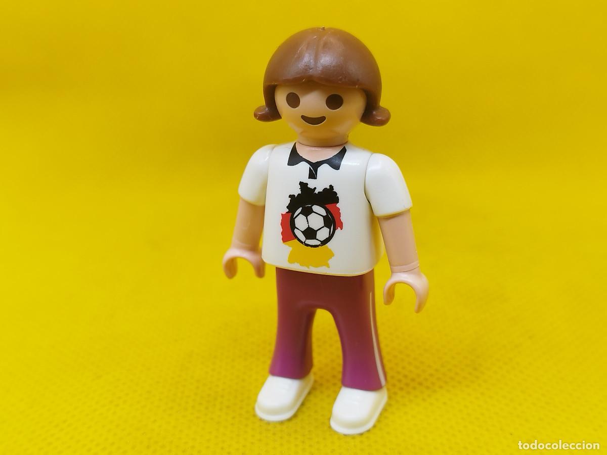 Playmobil: Playmobil Ni&ntilde;a con bal&oacute;n en la camiseta