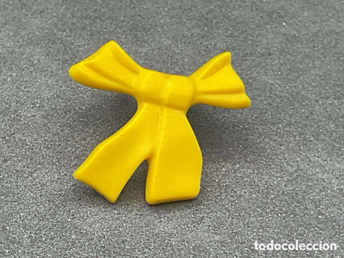 Playmobil: ACCESORIO PLAYMOBIL. BROCHE, PIN, LAZO, COLOR AMARILLO.