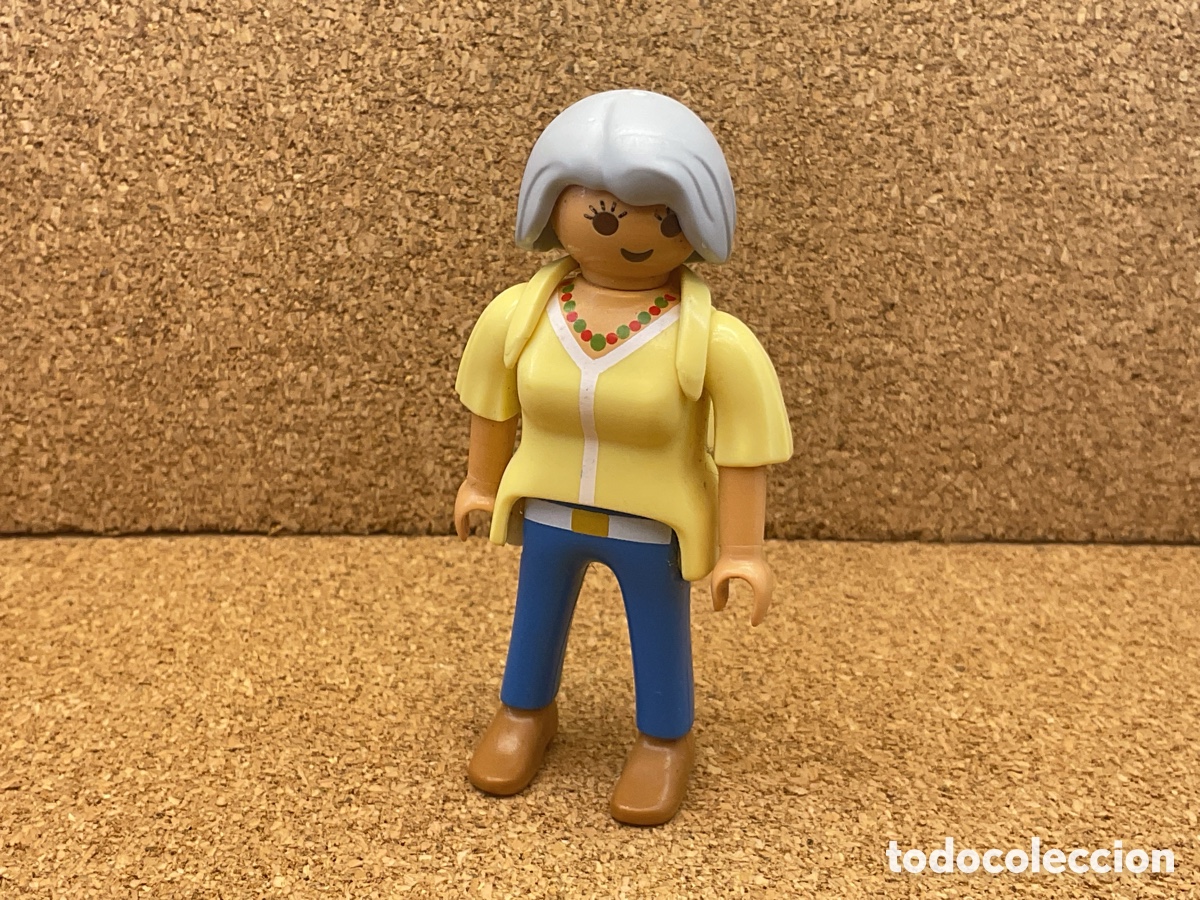 Playmobil: FIGURA PLAYMOBIL. MUJER CON MOCHILA Y PELO GRISACEO.