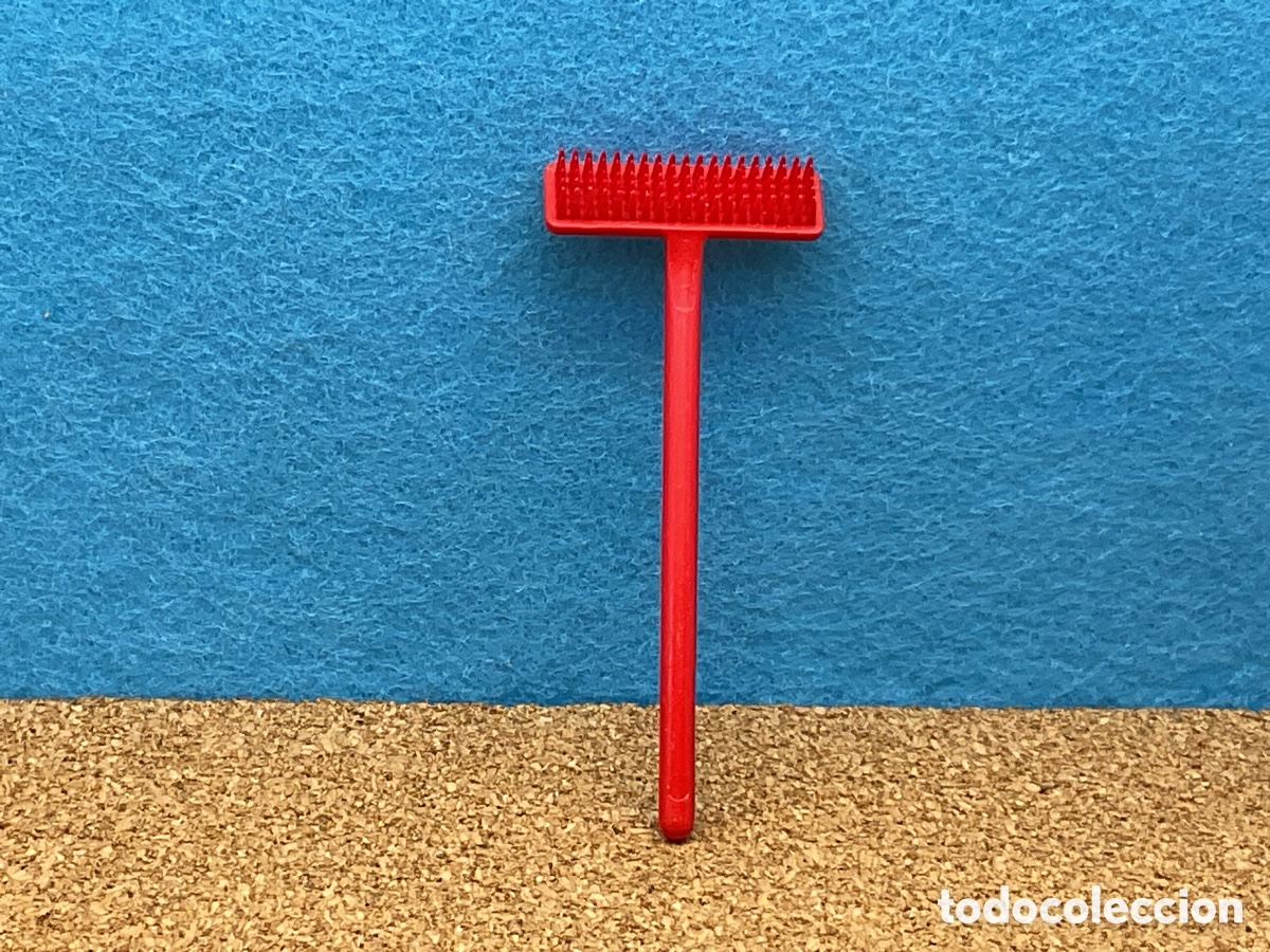 Playmobil: ACCESORIOS PLAYMOBIL. ESCOBA COLOR ROJO , CEPILLO DE LIMPIEZA.