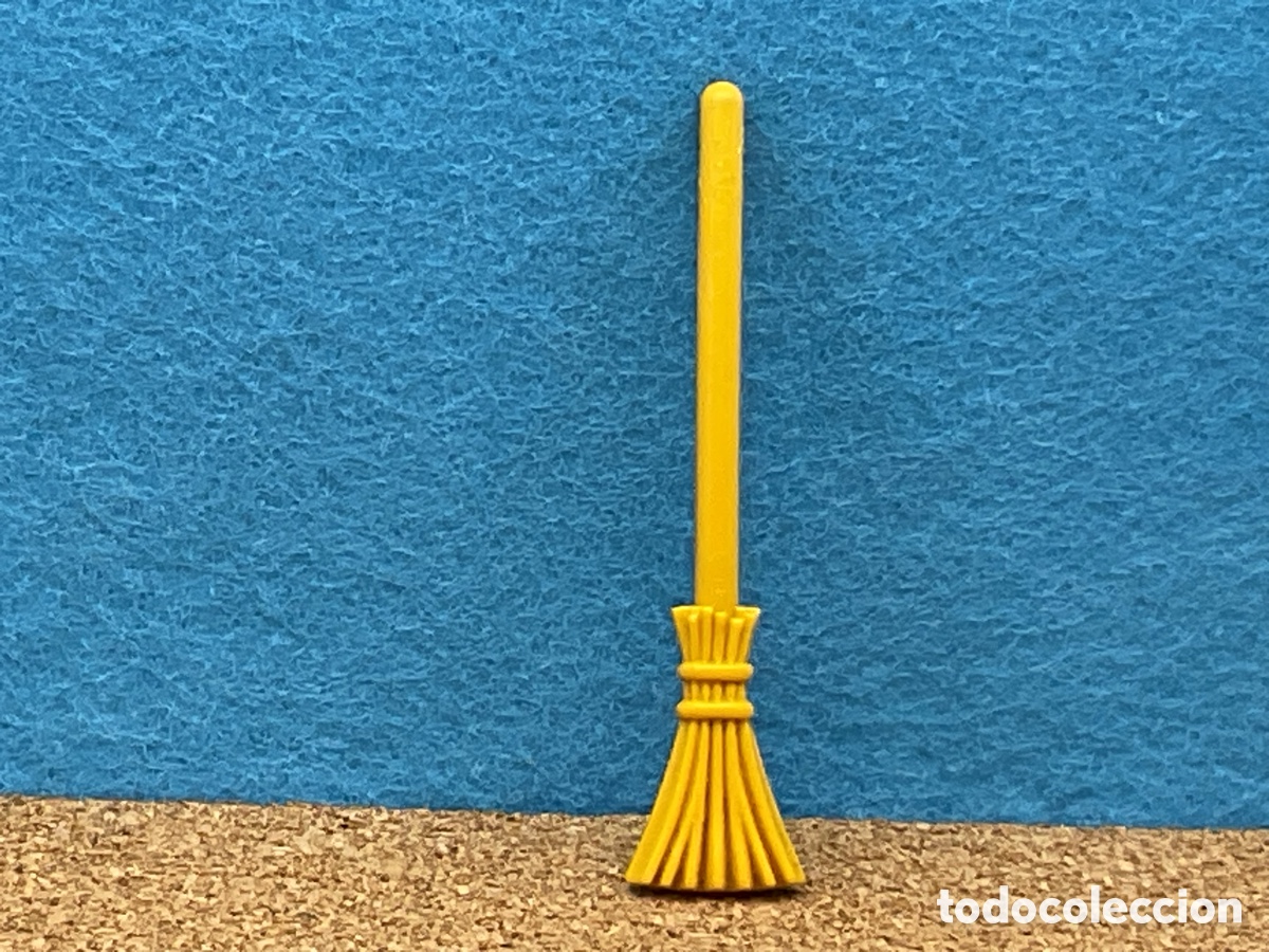 Playmobil: ACCESORIO PLAYMOBIL. ESCOBA COLOR AMARILLO . REF GRANJA, LIMPIEZA, BRUJA, ETC