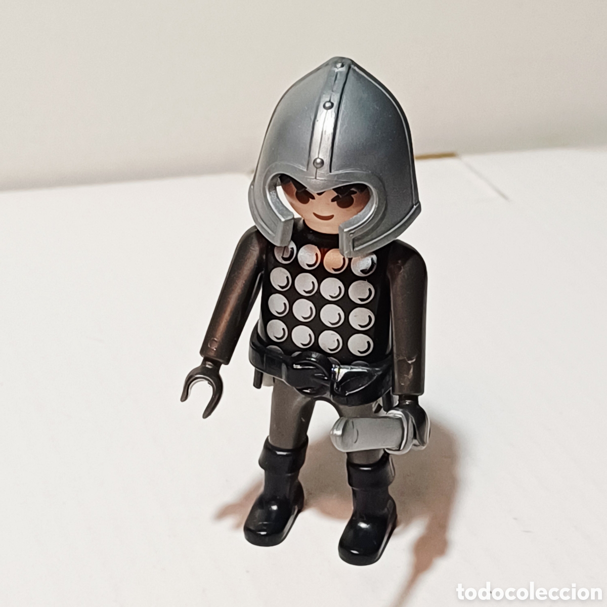 Playmobil: Figura Playmobil guerrero soldado caballero medieval negro black knight con espada y casco