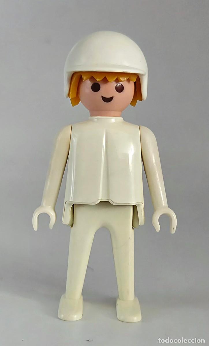 Playmobil: Playmobil piloto rubio con manos fijas en blanco