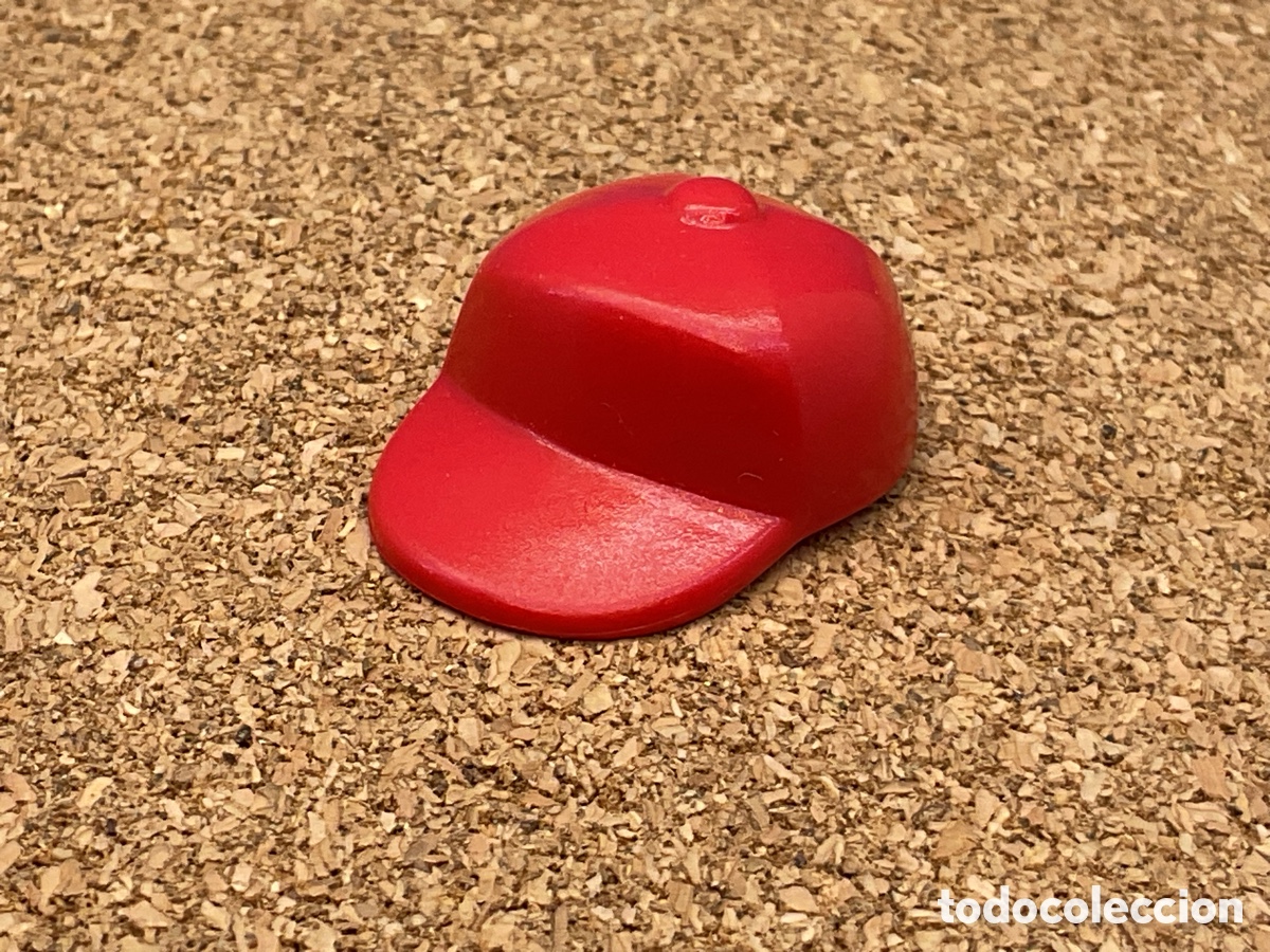 Playmobil: ACCESORIO PLAYMOBIL. GORRA COLOR ROJO CON VISERA ADULTO.