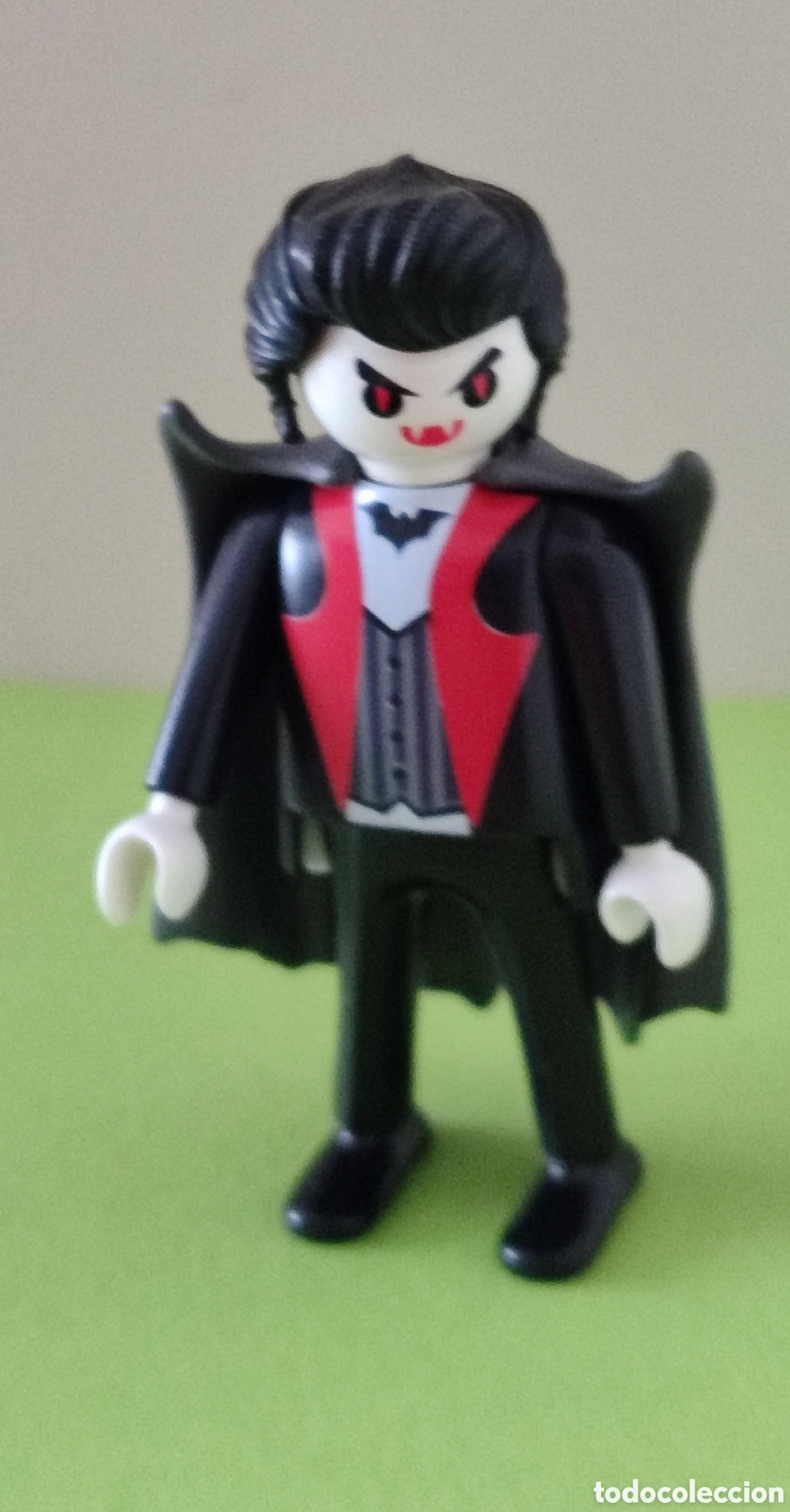 Playmobil: Vampiro con capa gris.Playm loobil.