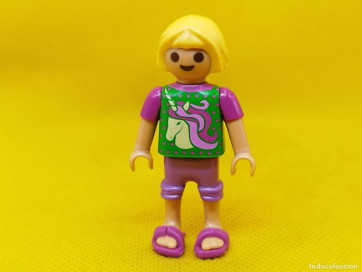 Playmobil: Playmobil Ni&ntilde;a rubia con unicornio en la camiseta y con chanclas
