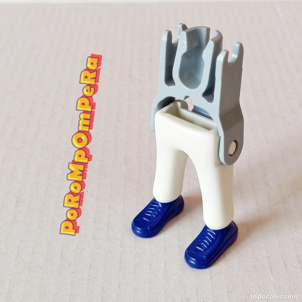 Playmobil: PLAYMOBIL PIERNA PANTAL&Oacute;N BLANCO ZAPATILLA DEPORTIVA AZUL + ESQUELETO CUSTOM/COMPLETAR Q8