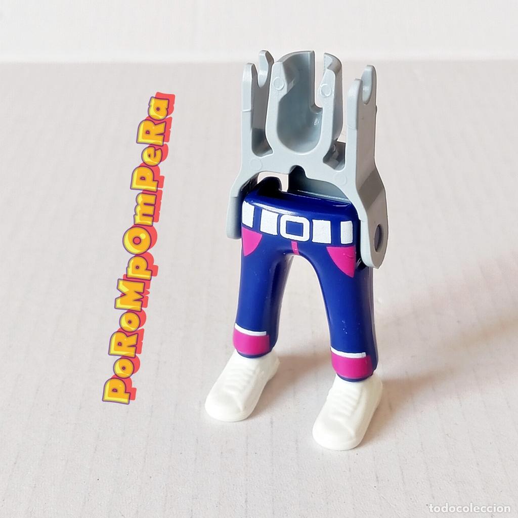 Playmobil: PLAYMOBIL PIERNA PANTAL&Oacute;N AZUL BOLSILLOS ZAPATILLA DEPORTIVA BLANCA + ESQUELETO CUSTOM/COMPLETAR Q8