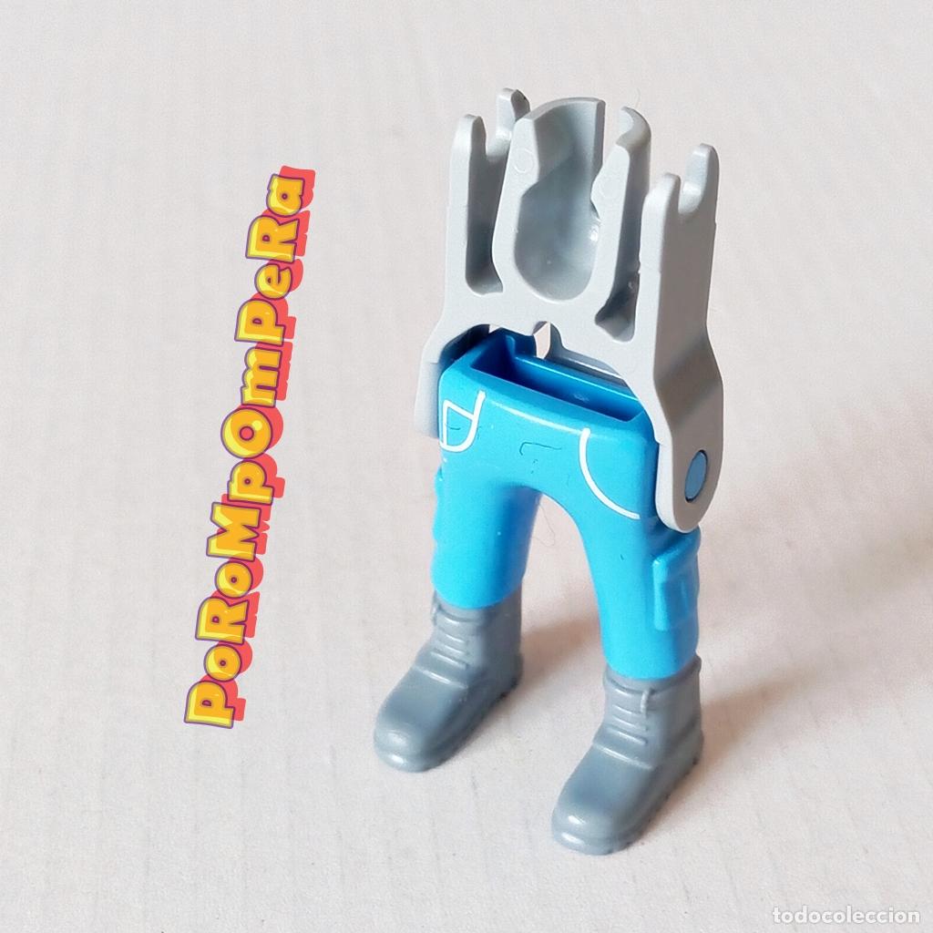 Playmobil: PLAYMOBIL PIERNA PANTAL&Oacute;N CELESTE BOTA ALTA GRIS + ESQUELETO CUSTOM/COMPLETAR Q8