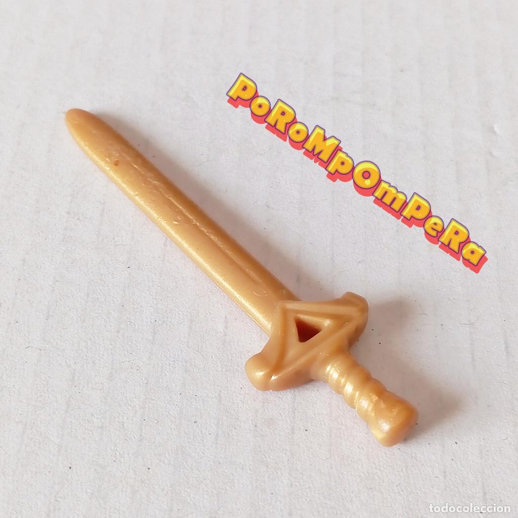 Playmobil: PLAYMOBIL ESPADA DORADA EMPU&Ntilde;ADURA TRIANGULAR CABALLERO MEDIEVAL REY PR&Iacute;NCIPE Q4