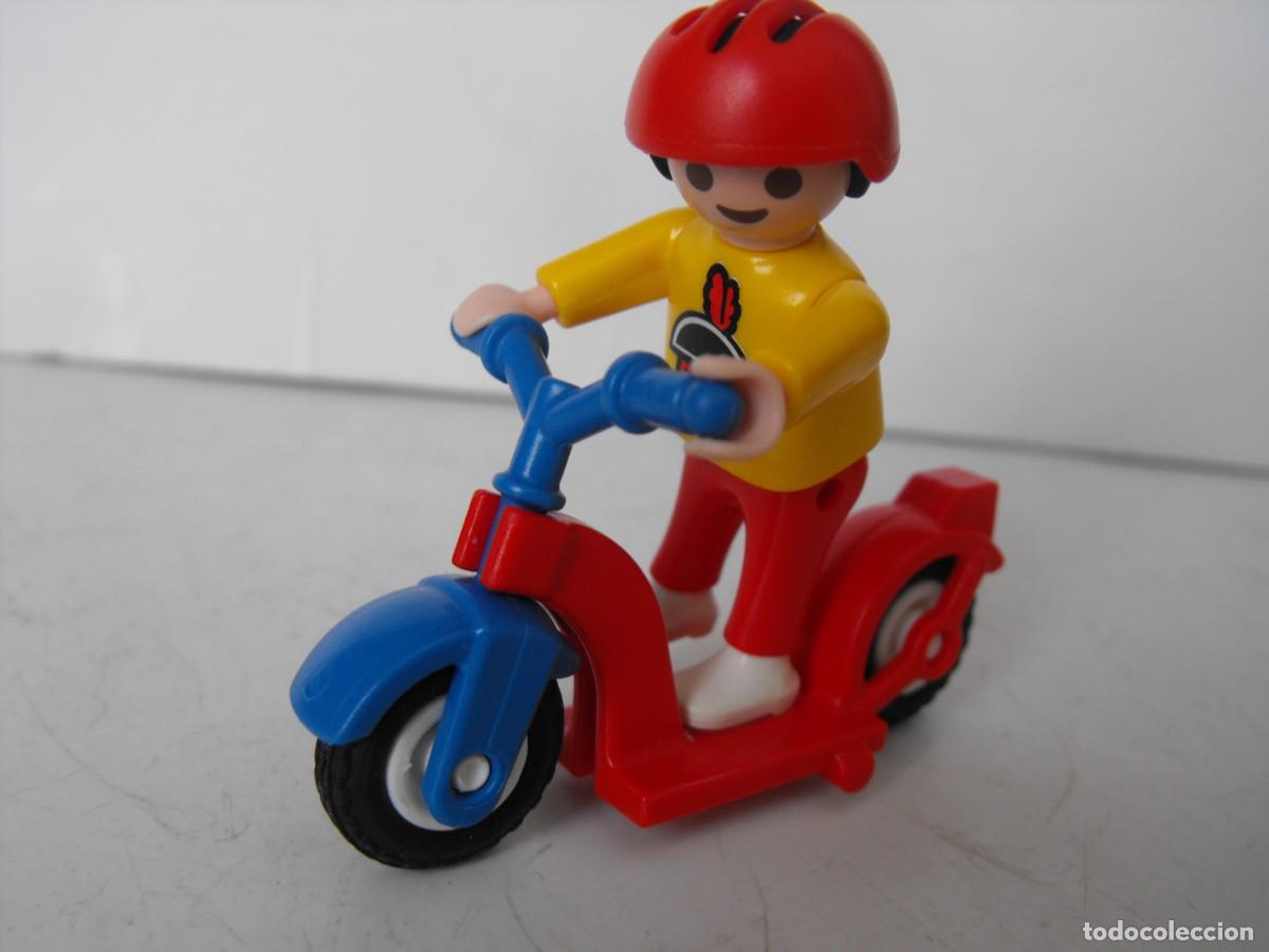 Playmobil: PLAYMOBIL. Figura de ni&ntilde;o con patinete.