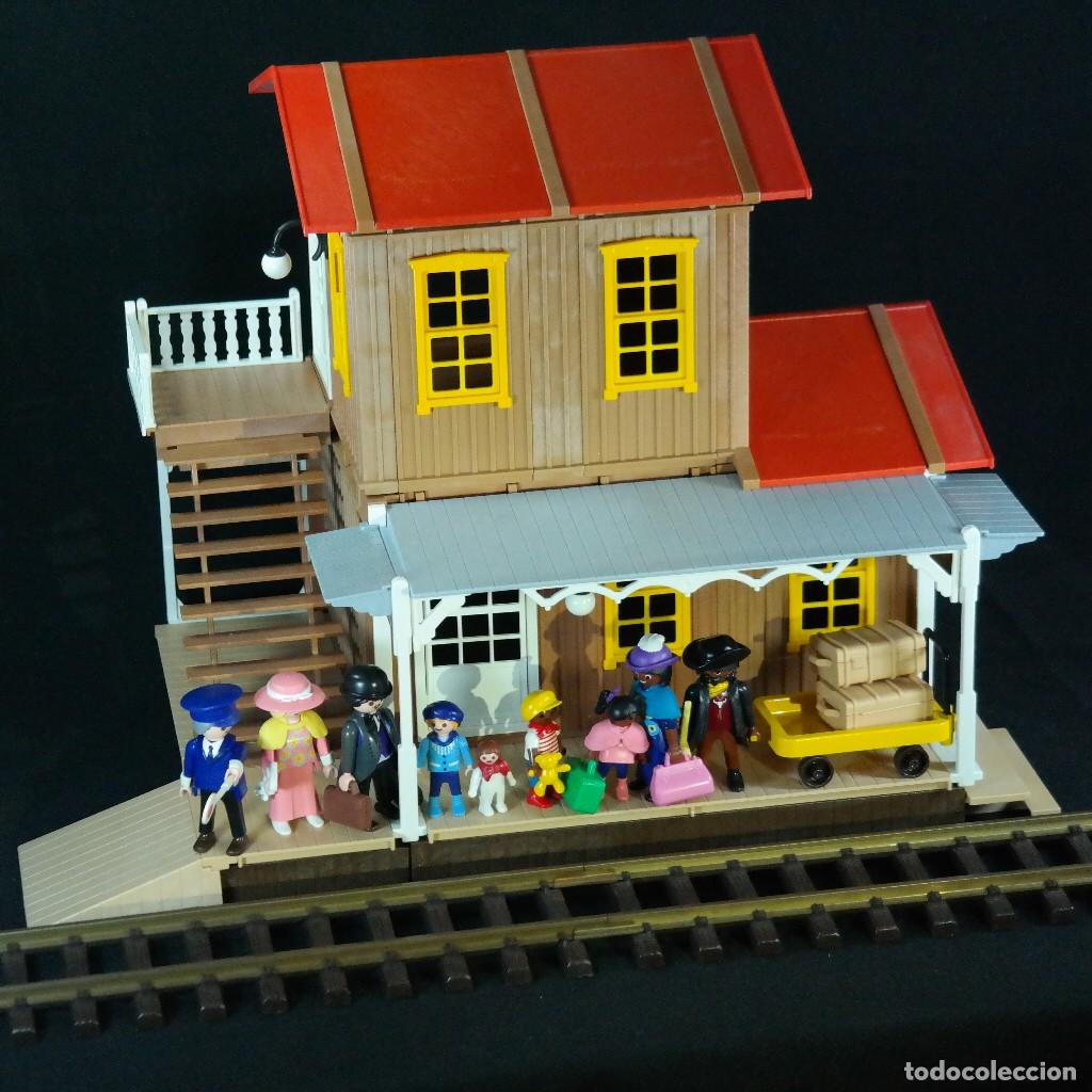 Playmobil: Playmobil ESTACION DE TREN con 7 figuras, 2 vias de metal y accesorios ☼