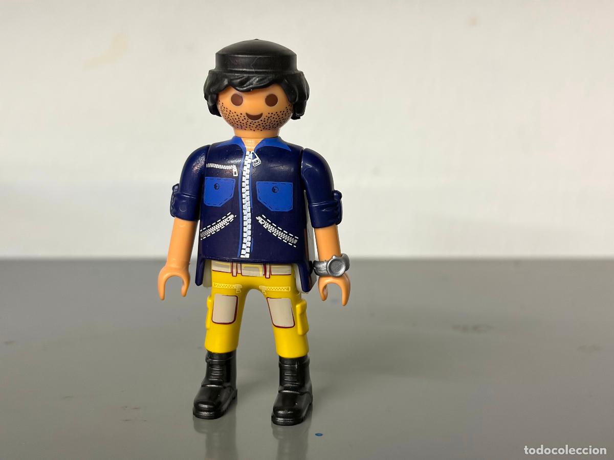 Playmobil: PLAYMOBIL figura hombre caminante excursion con reloj tez tostada -mix19
