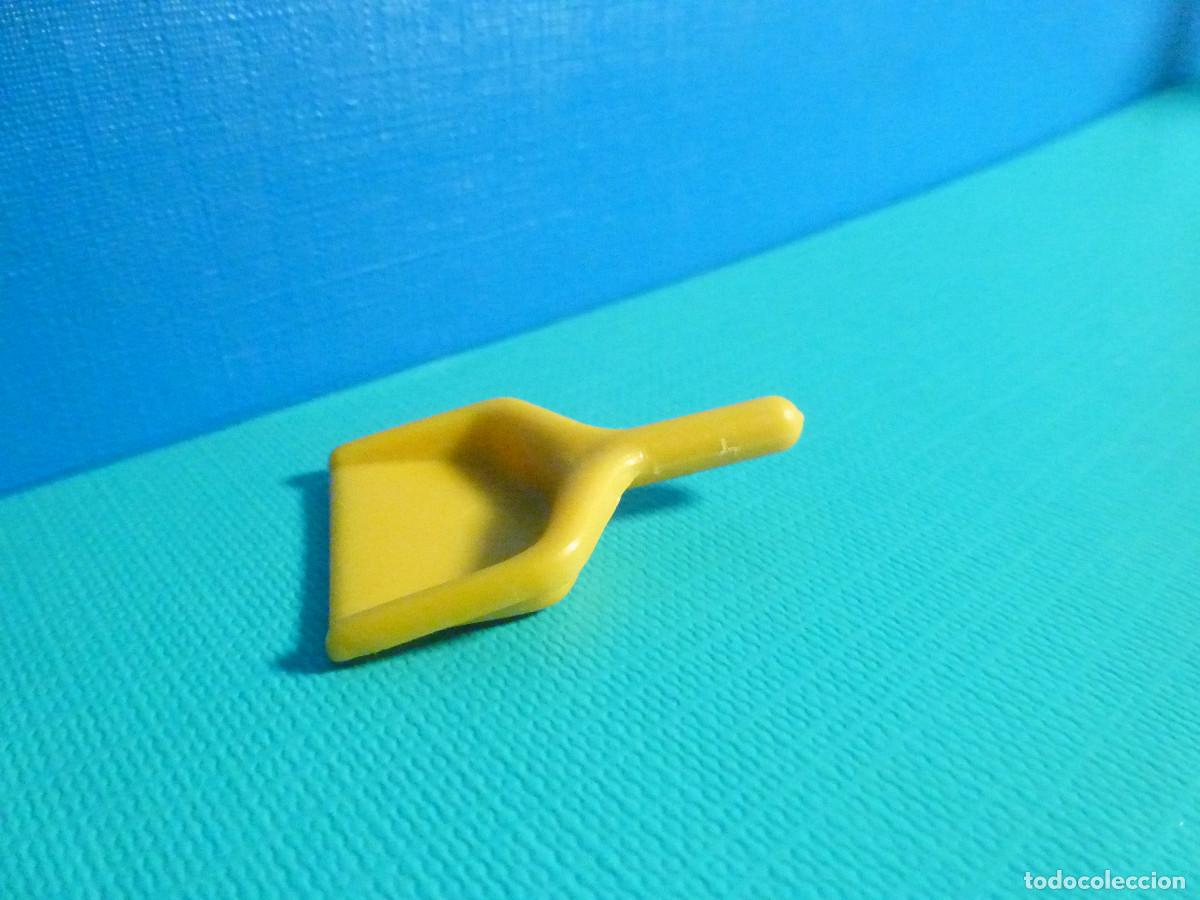 Playmobil: Recogedor Playmobil - Herramientas Obras, Jardineria, Granja, Construcci&oacute;n - Amarillo, Famobil
