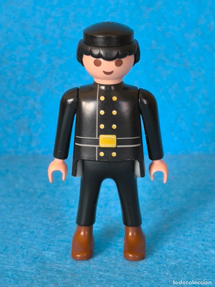 Playmobil: Playmobil figura deshollinador traje negro con cintur&oacute;n botones dorados botita marr&oacute;n victoriano