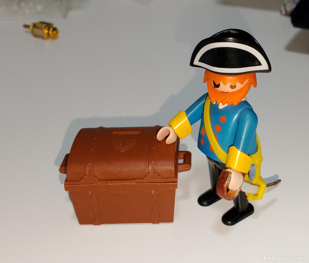 Playmobil: Pirata con cofre del tesoro y accesorios antiguo de Playmobil. Ref. 3382.