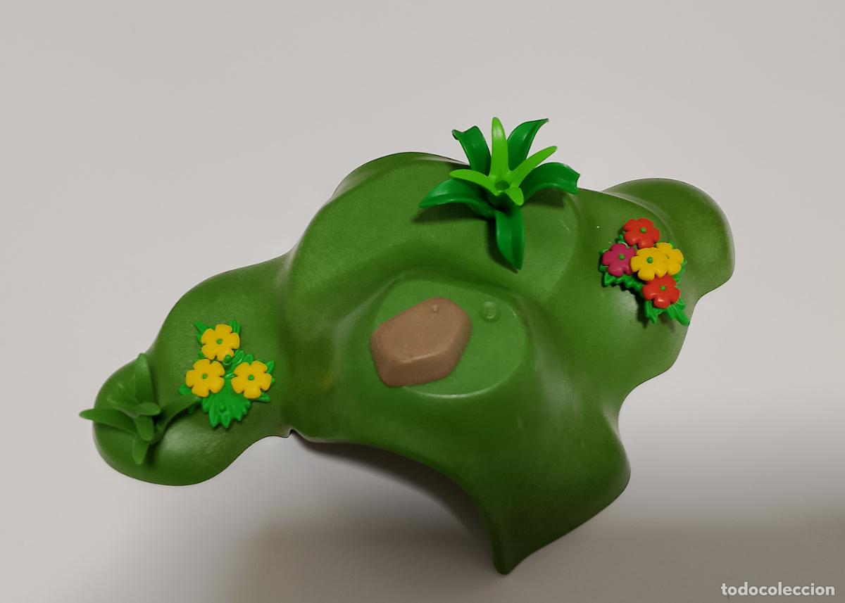Playmobil: Monta&ntilde;a o cueva con flores y vegetaci&oacute;n de Playmobil. Totalmente nuevo.