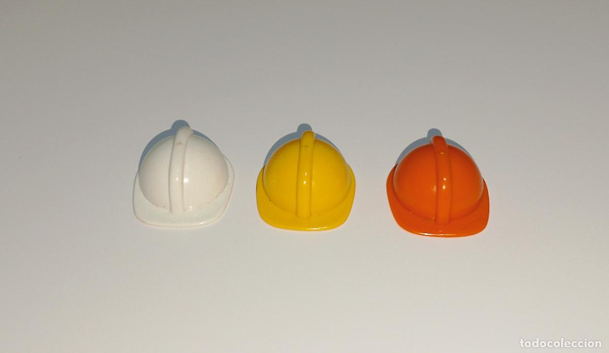 Playmobil: Lote de tres cascos de la construcci&oacute;n antiguos de Playmobil. Totalmente nuevo.
