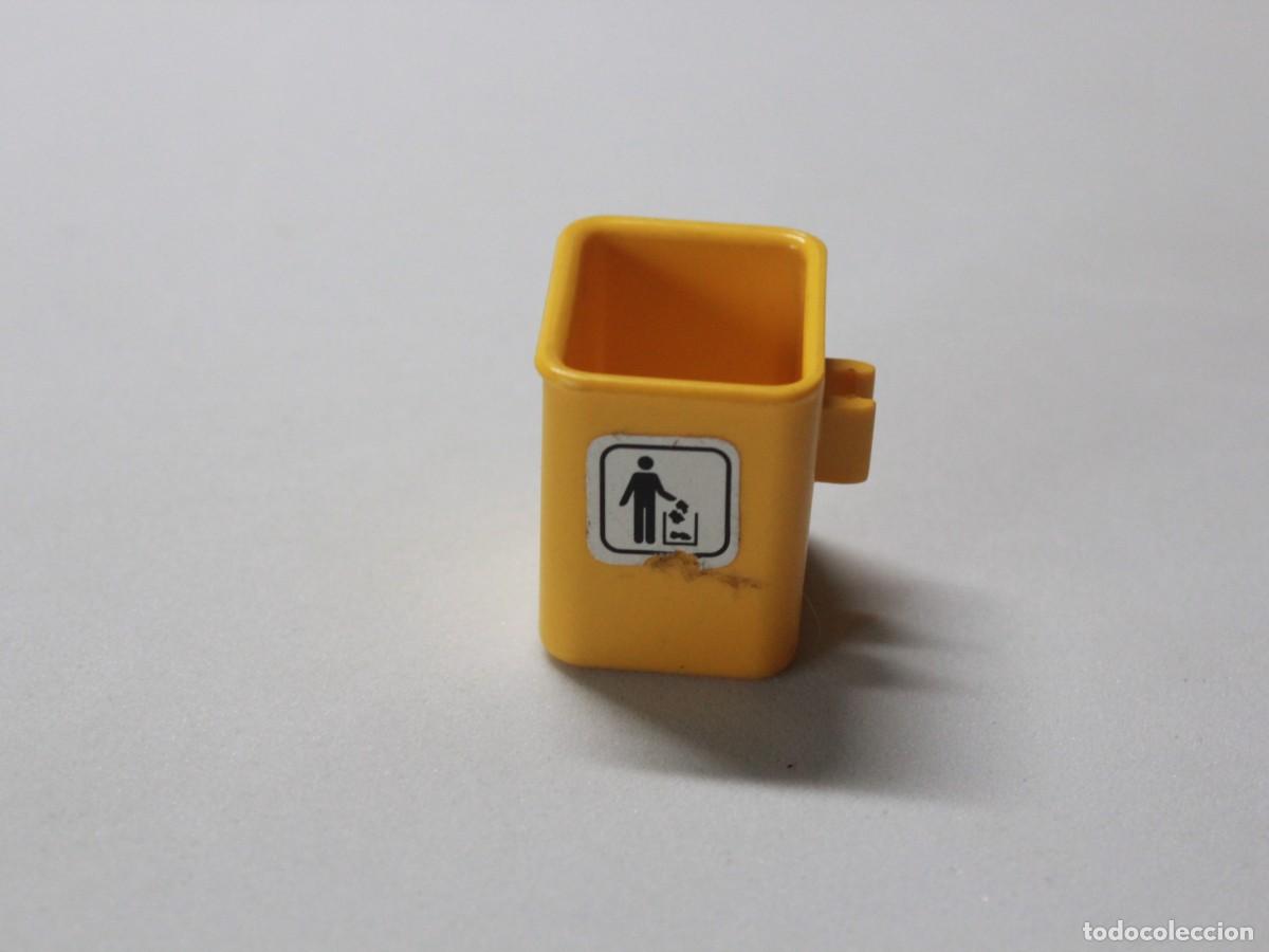 Playmobil: Accesorio Playmobil papelera amarilla con s&iacute;mbolo de reciclaje
