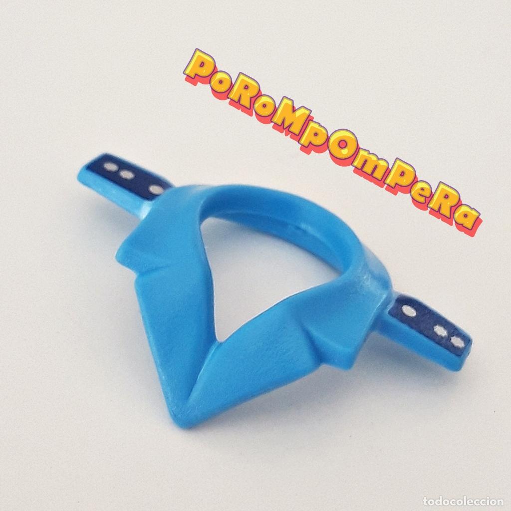 Playmobil: PLAYMOBIL CUELLO AZUL CLARO CAMISA POLIC&Iacute;A SOLAPA HOMBRERA GALONES CU2