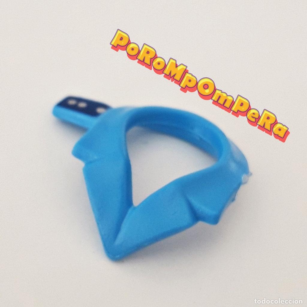 Playmobil: PLAYMOBIL CUELLO AZUL CLARO CAMISA POLIC&Iacute;A SOLAPA HOMBRERA GALONES CU2
