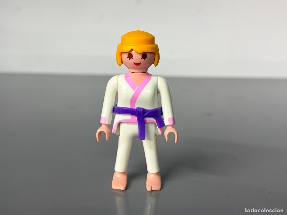 Playmobil: PLAYMOBIL figura mujer karateka con cinturon goma morado- mix11
