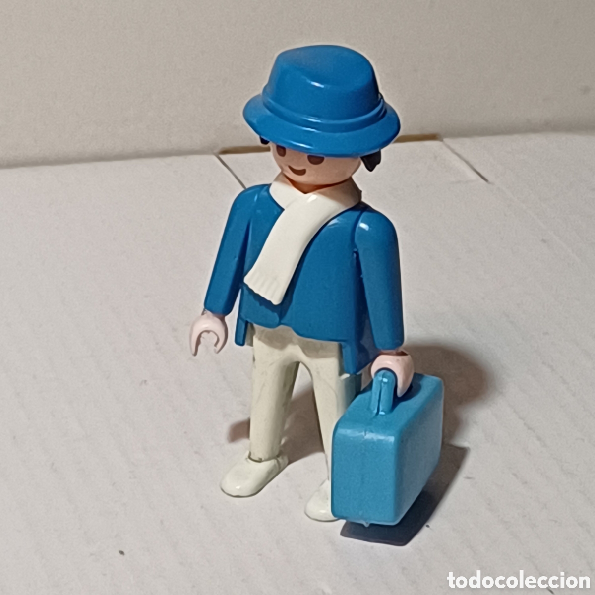 Playmobil: Figura Playmobil city ciudad hombre sombrero azul viajero coche familiar primera epoca