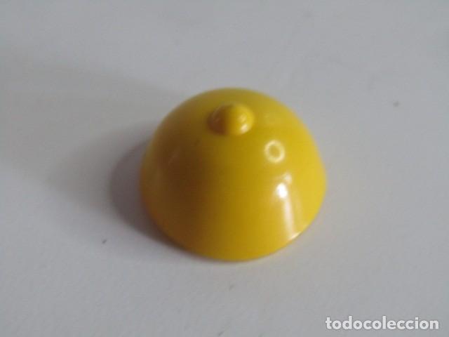 Playmobil: DIFICIL GORRO AMARILLO DE MUJER ESPECIAL 1&ordf; &Eacute;POCA PLAYMOBIL