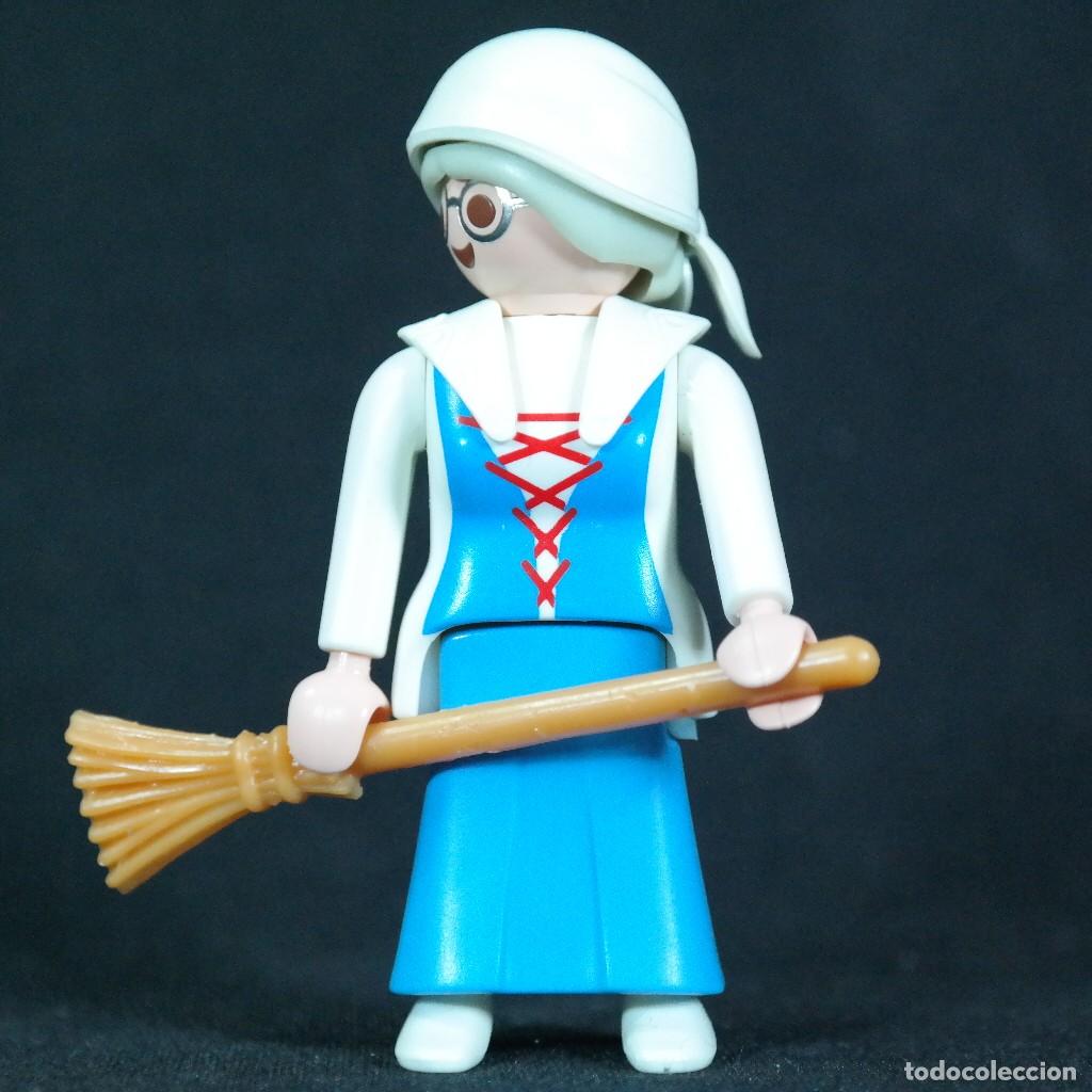Playmobil: Playmobil abuela con escoba ☼