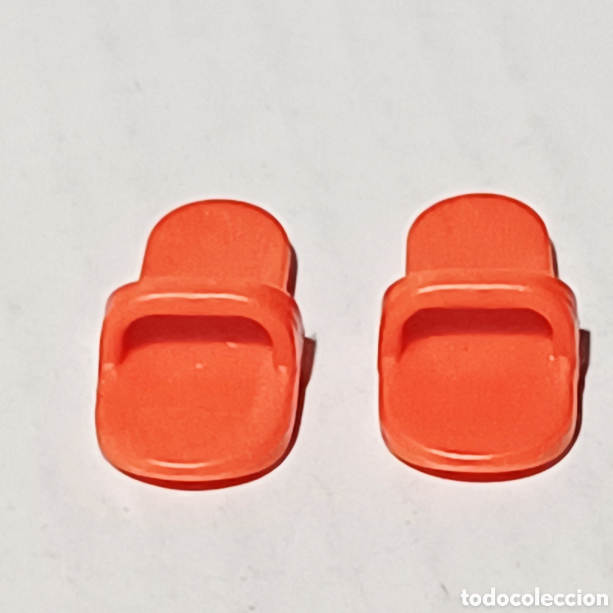 Playmobil: Pieza playmobil sandalias chanclas rojas rojo plastico r&iacute;gido primera epoca