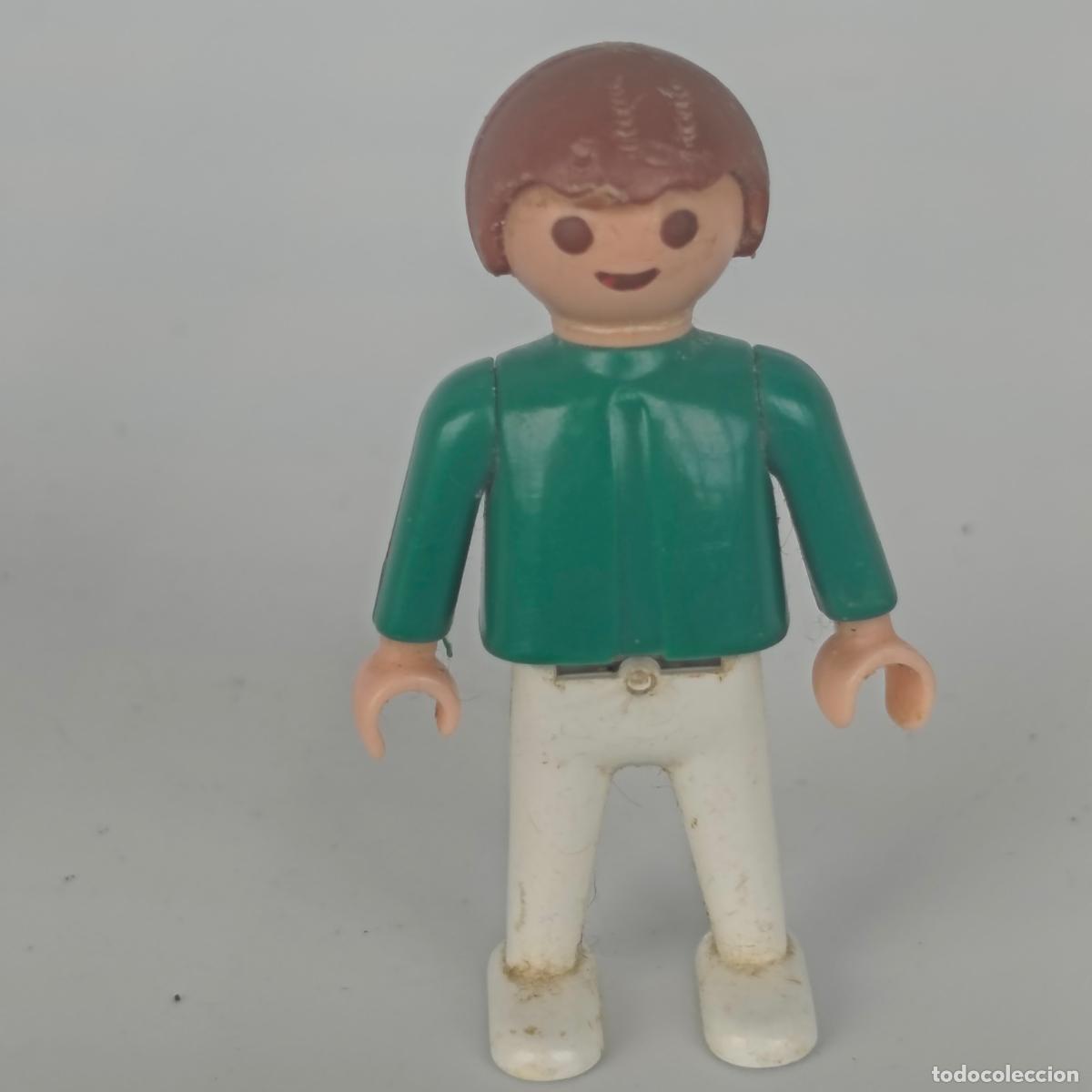 Playmobil: Ni&ntilde;o Playmobil con pelo casta&ntilde;o, camiseta verde y pantal&oacute;n blanco a&ntilde;o 1981