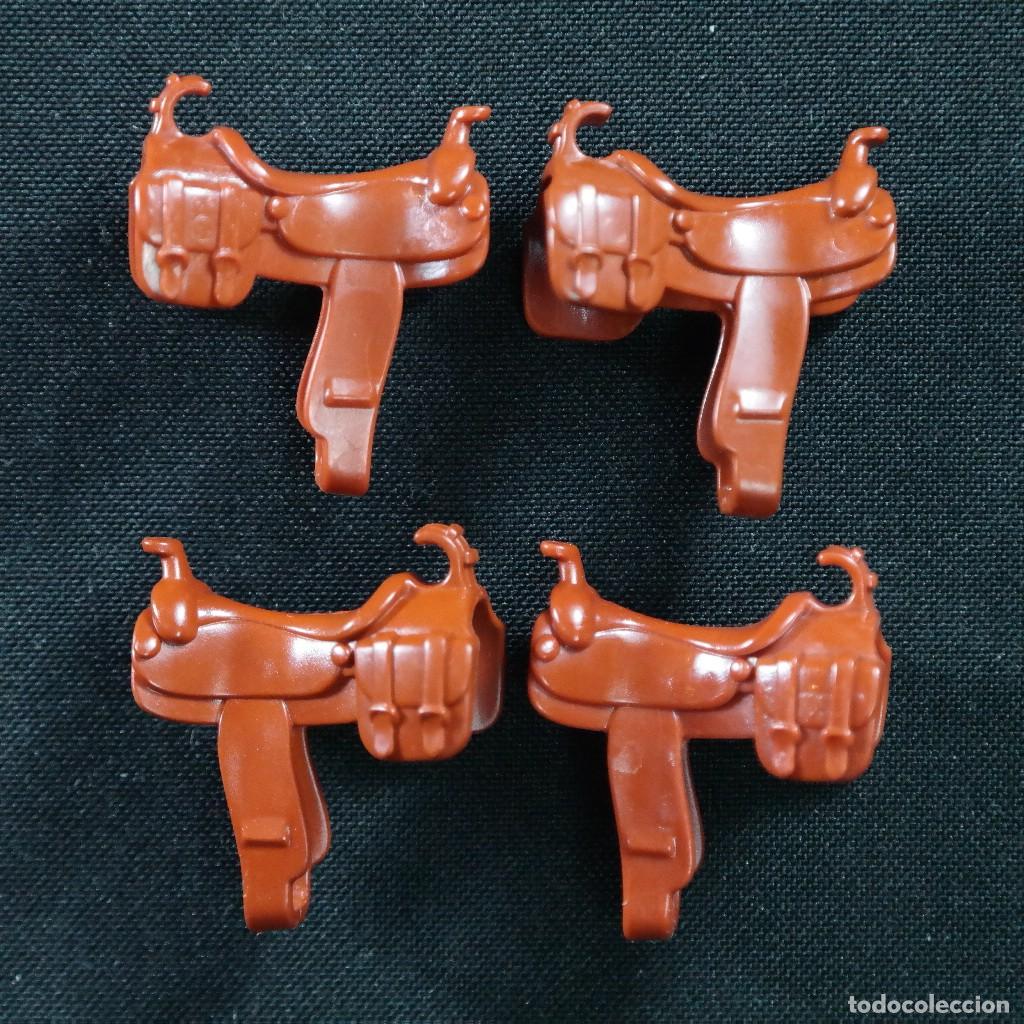 Playmobil: Playmobil 4 monturas para caballos de tercera generacion ☼