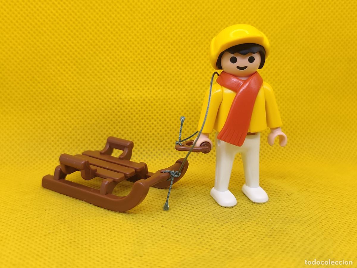 Playmobil: Playmobil Ni&ntilde;o con trineo y gorra amarilla