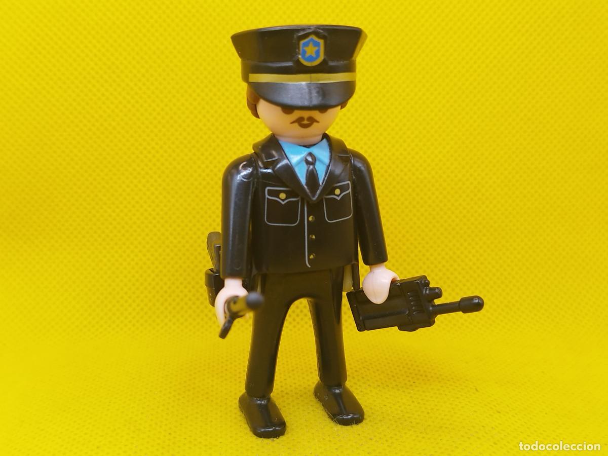 Playmobil: Playmobil Polic&iacute;a con uniforme negro y emisora